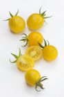 Tomates de grosella dorada amarilla - foto de stock