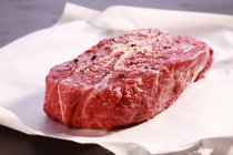 Steak de boeuf assaisonné — Photo de stock