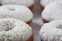 Пончики с белой глазурью — стоковое фото