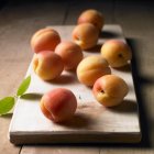 Abricots sur planche de bois — Photo de stock