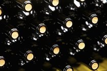 Vista close-up de uma pilha de garrafas de vinho — Fotografia de Stock