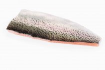 Filete de trucha de salmón con piel - foto de stock