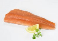 Filete de trucha de salmón fresco - foto de stock