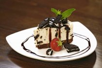 Slice of cheesecake with chocolate — Stock Photo