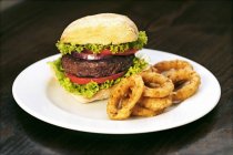 Hamburger con anelli di cipolla fritta — Foto stock