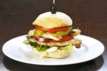 Hamburger di pollo con pomodori e cetriolini — Foto stock