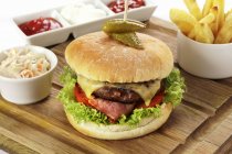 Cheeseburger e patatine sulla scrivania — Foto stock