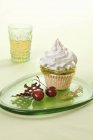 Cupcake with kiwi cream — Stock Photo