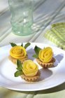 Tartlets with mango roses — Stock Photo
