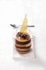 Шоколадный и карамельный десерт — стоковое фото