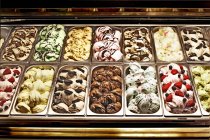Varios tipos de helados - foto de stock