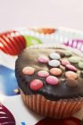 Cupcake decorado con glaseado de chocolate - foto de stock