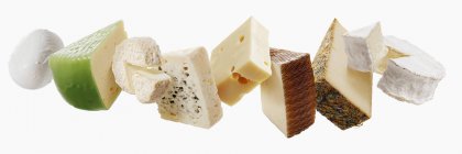 Trozos de diferentes quesos - foto de stock