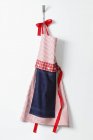 Vista close-up de um avental pendurado em um gancho — Fotografia de Stock