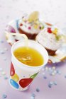 Orangensaft und Cupcakes im Teller — Stockfoto