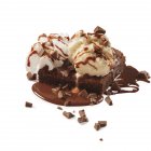 Brownie sundae au service avec sauce au chocolat — Photo de stock