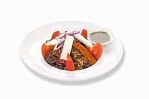 Salade de tomates avec courgette et feta sur fond blanc — Photo de stock