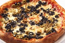Olivenpizza mit Tomatensauce — Stockfoto