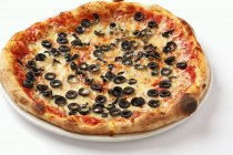 Pizza Margherita com azeitonas pretas — Fotografia de Stock