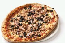 Тунец с оливками и луковой пиццей — стоковое фото