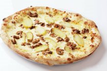 Pizza de patata y champiñones - foto de stock