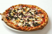 Сыр с оливками и луковой пиццей — стоковое фото