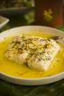 Жареная белая рыба в шафрановом соусе — стоковое фото