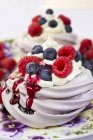 Meringues topped with fresh berries — Stock Photo