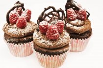 Schokolade Cupcakes mit Himbeeren — Stockfoto
