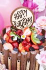 Bolo de chocolate com frutas para o aniversário — Fotografia de Stock