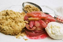 Rhubarb crumble with mascarpone cream — Stock Photo