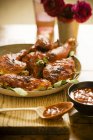 Жареный цыпленок с острым соусом барбекю — стоковое фото