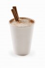 Cappuccino canela em um copo de papel — Fotografia de Stock