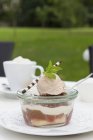 Tiramisu de ruibarbo com sorvete de ruibarbo — Fotografia de Stock