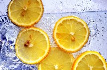 Кусочки апельсина в содовой воде — стоковое фото