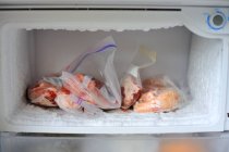 Carne congelada no congelador — Fotografia de Stock
