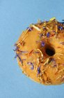 Donut decorado com pétalas — Fotografia de Stock
