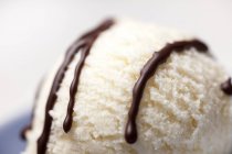 Colher de sorvete com molho de chocolate — Fotografia de Stock