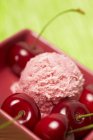 Colher de sorvete de cereja — Fotografia de Stock