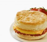 Сэндвич с яичницей и сыром — стоковое фото