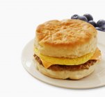 Ковбаса яйця і бутерброд з сиром — стокове фото