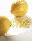 Limões frescos com raspas — Fotografia de Stock