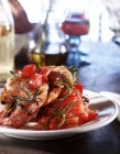 Креветки с помидорами и Розмари Брускетта — стоковое фото