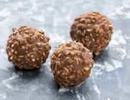 Caramelos de chocolate recubiertos de crujiente - foto de stock