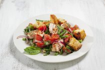 Panzanella with salmon and spinach — Stock Photo