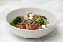 Soba noodles with vegetables — Stock Photo