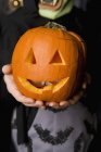 Criança segurando abóbora Halloween — Fotografia de Stock