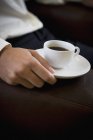 Homem segurando copo de café expresso — Fotografia de Stock