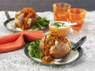 Giacca patate con peperoncino alla carota su piatto con forchetta sopra tavolo con panno — Foto stock
