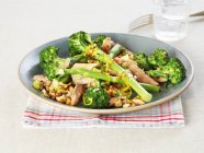 Salmone con broccoli e noci — Foto stock
